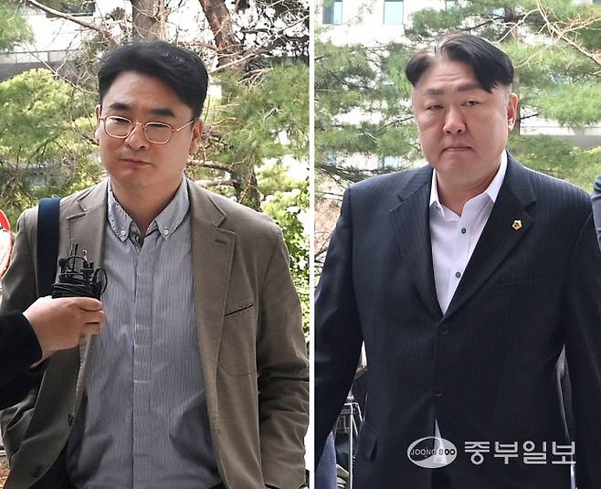 전자칠판사업 불법 리베이트 의혹에 연루된 신충식(오른쪽)·조현영 인천시의원이 지난 27일 구속 전 피의자 심문(영장실질심사)을 받기 위해 인천지방법원에 들어서고 있다. 정선식 기자