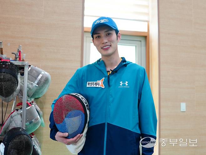 체육관에서 김준호 코치가 프로필 촬영을 하고 있다. 사진=배상일기자