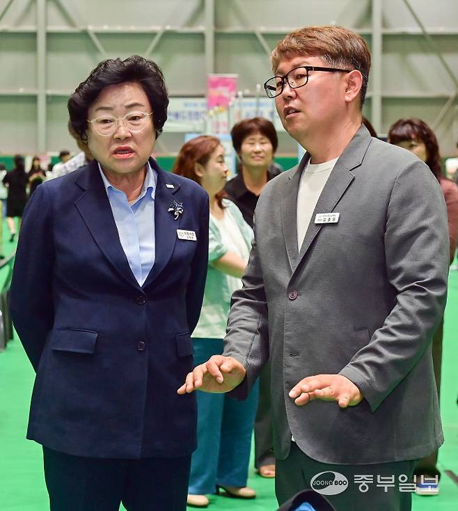 김경희 이천시장이 5일 오후 이천시 부발종합운동장 눈높이배드민턴체육관에서 열린 '2026학년도 이천시 대학입시박람회'에서 김종필 이천시교육협력지원센터 센터장과 대화를 나누고 있다. 임채운기자