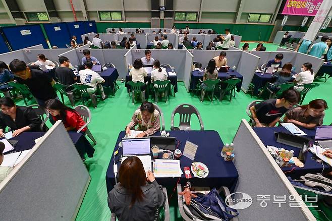5일 오후 이천시 부발종합운동장 눈높이배드민턴체육관에서 열린 '2026학년도 이천시 대학입시박람회'를 찾은 수험생과 학부모들이 입시컨설팅을 받고 있다. 임채운기자