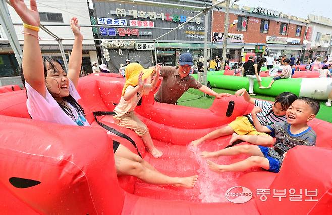 6일 오후 양평군 용두시장 일원에서 열린 양평수박축제를 찾은 어린이들이 수박 튜브 위에서 물놀이를 즐기고 있다. 임채운기자