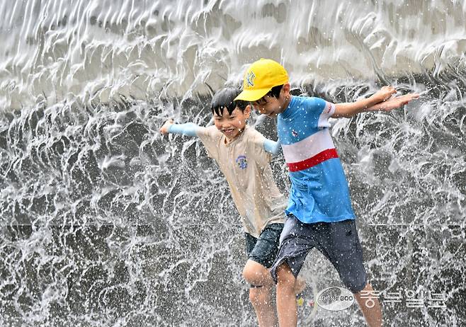 전국 대부분 지역에 폭염 특보가 내려진 6일 오후 수원시 영통구 광교호수공원 신비한 물너미에서 아이들이 시원한 낙수를 맞으며 더위를 식히고 있다. 김경민기자