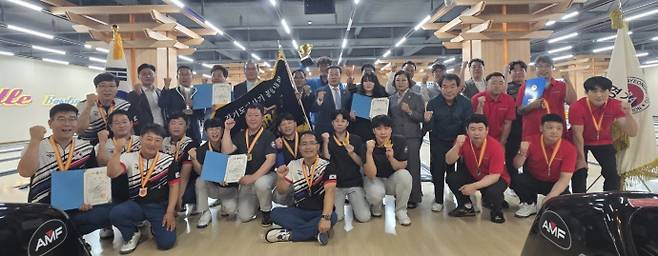 2025 경기도지사기볼링대회 1부에서 입상한 시군 선수단이 기념촬영을 하고 있다. 사진=경기도볼링협회