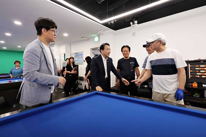 김찬진 동구청장이 환경개선을 완료한 동구노인복지관을 둘러봤다.