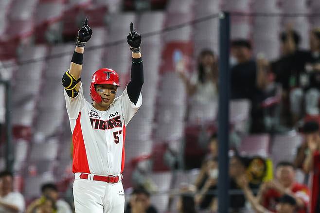 KIA타이거즈 고종욱이 지난 1일 광주 기아챔피언스필드에서 열린 SSG 랜더스와의 홈 경기에서 7회말 역전 적시타를 터뜨린 후 세리머니 하고 있다. /사진=KIA 타이거즈 제공