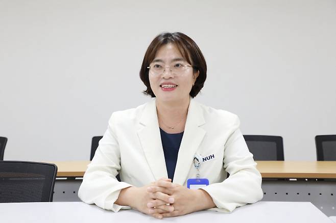 의료현장의 불편함을 개선하기 위한 '손에 묻지 않는 포비돈 면봉(Povidone iodine cotton swab)'을 디자인 특허 등록한 박경혜 빛고을전남대학교병원 외래간호팀 간호사. /전남대병원 제공