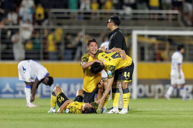 전남드래곤즈의 최정원(95번·왼쪽부터), 고태원, 노동권이 지난 5일 광양축구전용구장에서 열린 인천유나이티드와의 홈경기를 2-1 승리로 마무리한 뒤 기뻐하고 있다.  <프로축구연맹 제공>