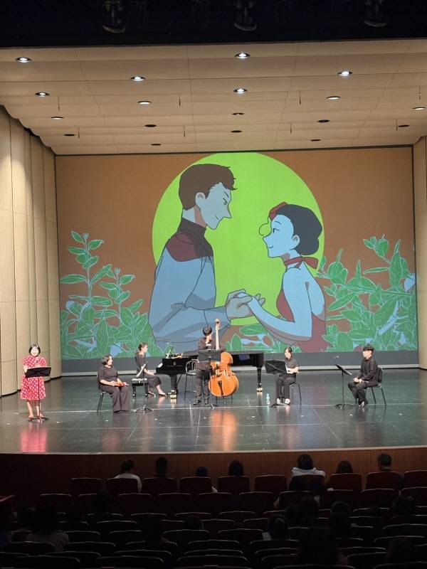 ﻿지난 5일 김해서부문화센터에서 열린 미르앙상블의 '카르멘' 공연에서 출연자들이 애니메이션 영상과 함께 공연을 선보이고 있다.