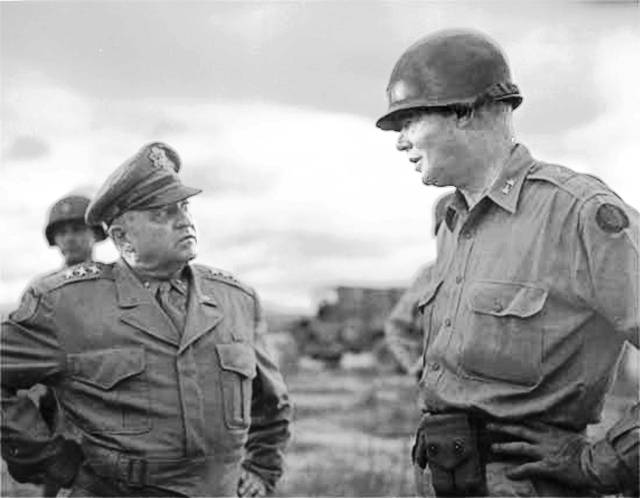 백선엽(오른쪽) 1사단장이 낙동강 전선(왜관)을 방문한 워커 미 8군 사령관과 이야기를 하고 있다..jpg