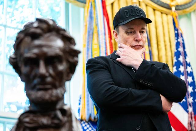 올해 5월 백악관에서 열린 트럼프 행정부의 회의에 참석한 일론 머스크가 생각에 잠겨 있는 모습. 연합뉴스