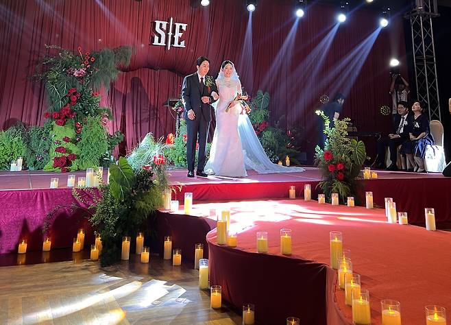 이혁찬 군과 김은비 양의 베트남 결혼식 장면./ 김광수 씨 제공