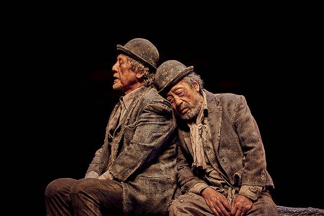 다음 달 8일과 9일 구미문화예술회관에서 원로배우 신구 박근형 주연으로 공연될 예정인 연극 ‘고도를 기다리며' 한 장면. /구미시 제공