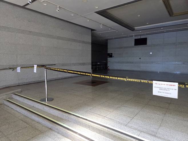 지난 5일 포항문화예술회관 1층 로비에도 천장 긴급 보수로 인한 출입 통제 안내문이 게시돼 있다. /윤희정기자 hjyun@kbmaeil.com