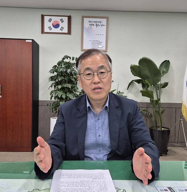 이현수 대구지방기상청장이 대구 지역의 올 여름철 기상전망과 미래 기후 전망을 설명하며 향후 폭염대응 융합 서비스와 지자체 협업 등을 안내하고 있다. /장은희기자