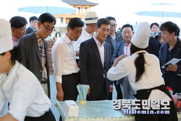 손병웅 포항식품산업발전협의체 회장, 김일만 포항시의회 의장, 서재원 포항시 정무특보, 공원식 포항지역발전협의회장 등이 대회 참가자들이 요리를 하고 있는 부스를 둘러보고 있다.