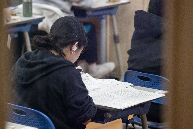 2025학년도 대학수학능력시험일인 지난해 11월 17일 부산 동래구 사직고등학교에서 수험생들이 시험 준비를 하고 있다. 정대현 기자 jhyun@