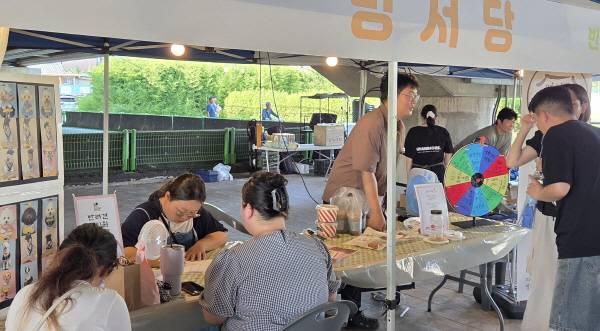 시민들이 청년고리 로컬마켓에서 청년들의 제품을 둘러보고 직접 체험을 하고 있다. 권오석 기자