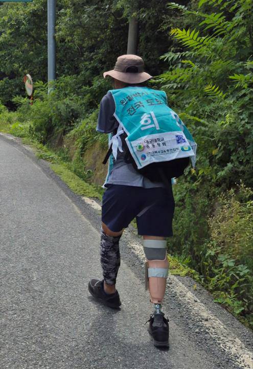 지난해 7월 15일부터 8월 16일까지 31일동안 광화문에서 경북 경산까지 도보종주에서 문경새재를 넘고 있는 왼발박사 이범식 씨(60). 본인제공.
