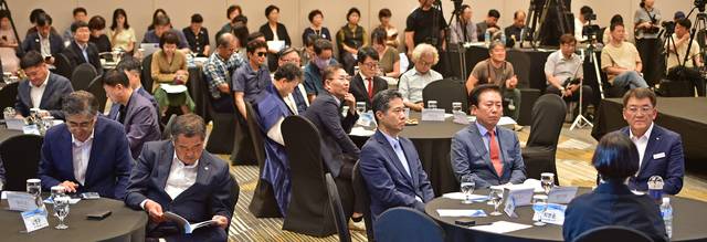 대규모 회의장, 전시장 등 전문시설을 갖추고 국제회의와 전시회 등을 유치해서 경제적 이익을 실현하는 고부가서비스 산업인 MICE가 경북의 새로운 성장축이 될 수 있을까. 이날 포럼에 이후혁 대구일보 사장, 권기창 안동시장, 김학동 예천군수(앞줄 오른쪽 테이브) 도기욱 이형식 도의원(앞줄 왼쪽 테이브), 유철균 경북연구원장(중간 테이블 붉은 넥타이) 등이 포럼을 경청하고 있다. 김진홍 기자