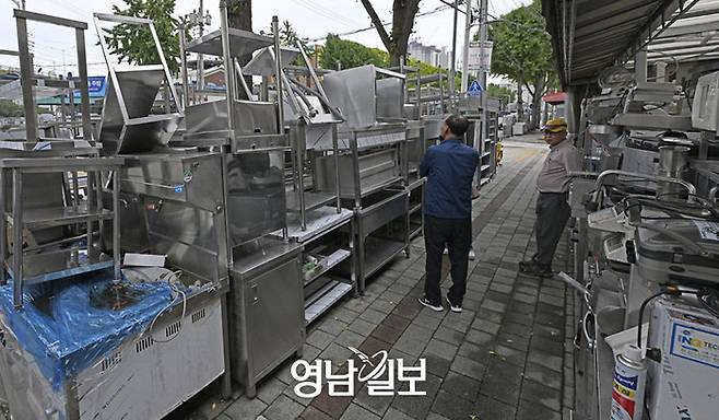 경기가 악화되면서 자영업자의 폐업이 급증하고 있다. 사진은 대구 칠성시장의 중고 주방용품점에 재고가 쌓여있는 모습. 영남일보 DB