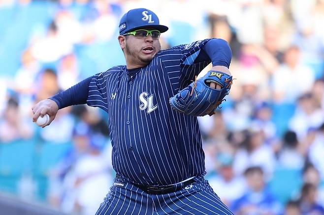 6일 오후 6시 대구 삼성라이온즈파크에서 열린 '2025 신한 SOL 뱅크 KBO리그' 삼성 라이온즈와 LG 트윈스 경기에서 선발투수 후라도가 투구 중이다. <삼성 라이온즈 제공>