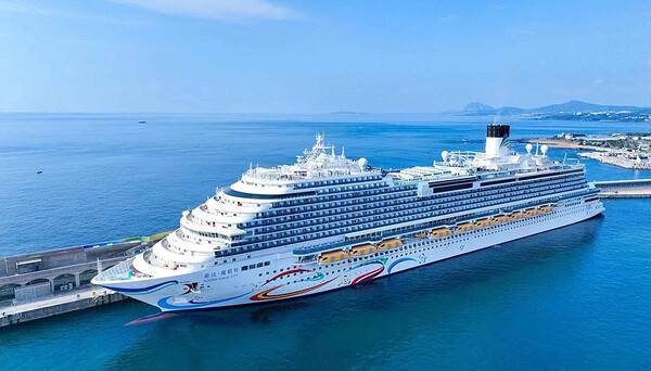 강정 민군복합형관광미항에 입항한 크루즈 아도라 매직시티.
