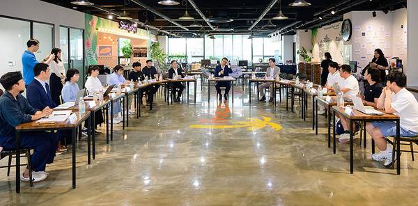 청년 스타트업 지원공간 '스타트업베이를 찾은 오순문 서귀포시장. ⓒ헤드라인제주