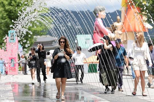 찜통더위가 이어진 1일 오후 서울 종로구 광화문 광장을 찾은 관광객이 바닥분수에서 더위를 식히고 있다. (사진/뉴스1)