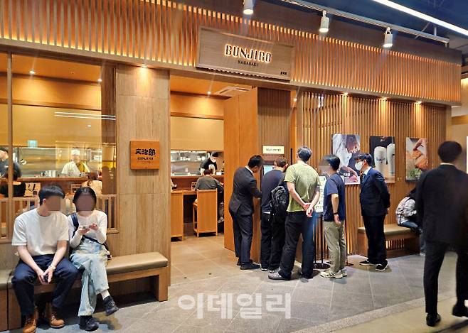 고객들이 서울 잠실 롯데월드몰 5층 분지로에서 입장을 대기하고 있다.(사진=롯데백화점)