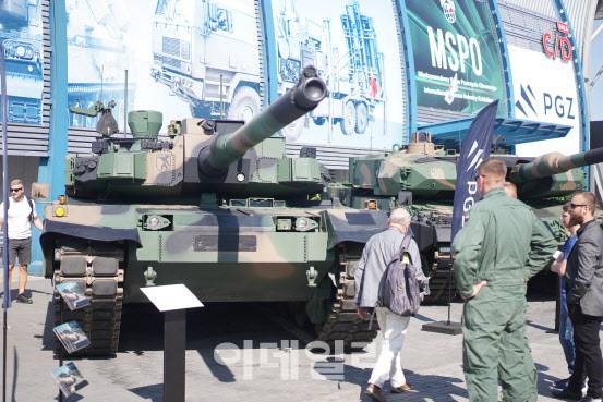 지난 해 9월 폴란드 키엘체에서 열린 폴란드 국제방위산업전시회(MSPO)에서 폴란드 육군이 실제 사용하고 있는 K2전차를 가져와 전시하고 있다. K2전차는 폴란드 북부 모롱크 지역의 20기계화여단에 실전배치되고 있다. (이데일리DB)