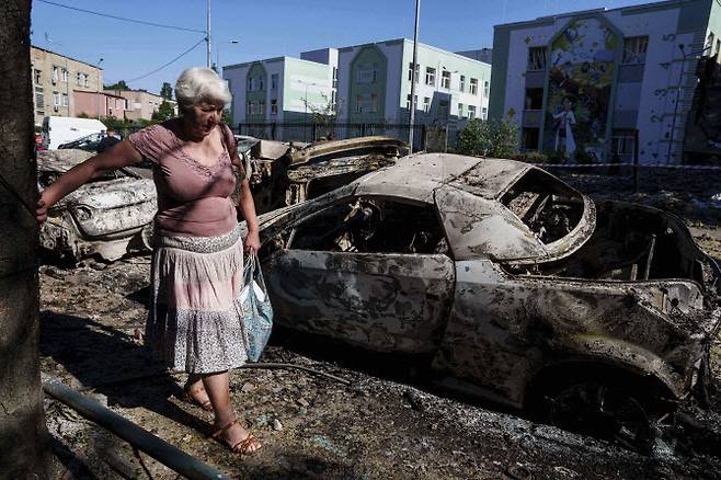 4일(현지 시간) 우크라이나 키이우에서 한 주민이 러시아의 공습으로 파괴된 차량 주변을 지나고 있다. 러시아가 3일 밤부터 4일 새벽 사이 전쟁 발발 이후 최대 규모의 드론과 미사일로 키이우를 공습해 23명이 부상한 것으로 알려졌다.(사진=AP)