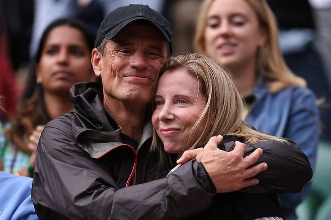 2025년 7월 5일, 영국 런던 윔블던 남서부에 위치한 올잉글랜드 클럽에서 열린 윔블던 테니스 챔피언십 여자 단식 3회전 경기에서 체코의 바르보라 크레이치코바를 꺾은 미국의 에마 나바로의 승리를 맞아, 그의 아버지이자 사업가인 벤 나바로가 아내와 함께 환호하고 있다.