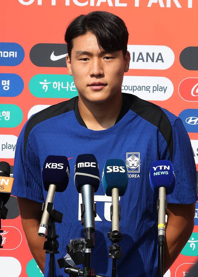 2025년 동아시아축구연맹(EAFF) E-1 챔피언십(동아시안컵)을 앞둔 축구 국가대표팀 이호재가 3일 경기도 성남시 중원구 성남종합운동장에서 훈련 시작 전 취재진 질문에 답하고 있다. 2025.7.3