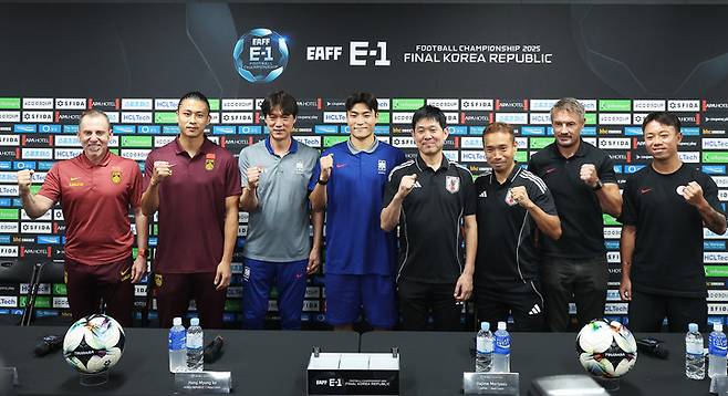 6일 경기도 용인미르스타디움에서 열린 2025년 동아시아축구연맹(EAFF) E-1 챔피언십(동아시안컵) 공식 기자회견에서 참가국 감독들이 포즈를 취하고 있다. 왼쪽부터 중국 데얀 주르예비치 감독과 장위닝 선수, 한국 홍명보 감독과 박진섭 선수, 일본 모리야스 하지메 감독과 나가토모 유토 선수, 홍콩 애슐리 웨스트우드 감독과 리카호 선수