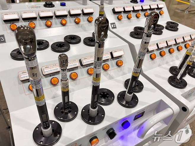 디지털 연동으로 작업공정이 관리되는 토크렌치의 모습 (한화에어로스페이스 제공)