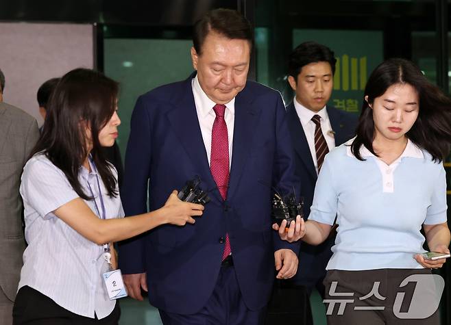 윤석열 전 대통령이 5일 오후 서초구 서울고등검찰청에서 내란특검 2차 대면조사를 받은 뒤 청사를 나서고 있다. 2025.7.5/뉴스1 ⓒ News1 구윤성 기자