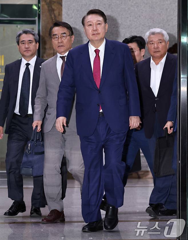 윤석열 전 대통령이 5일 오후 서초구 서울고등검찰청에서 내란특검 2차 대면조사를 받은 뒤 청사를 나서고 있다. 2025.7.5/뉴스1 ⓒ News1 구윤성 기자