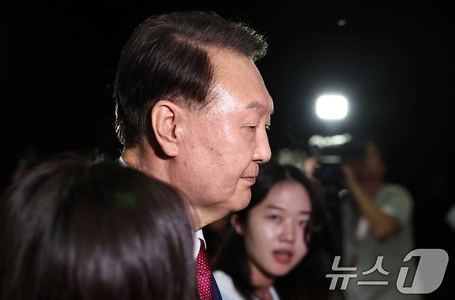 윤석열 전 대통령이 5일 오후 서초구 서울고등검찰청에서 내란특검 2차 대면조사를 받은 뒤 청사를 나서고 있다. 2025.7.6/뉴스1 ⓒ News1 구윤성 기자