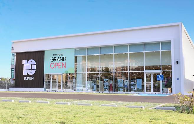 탑텐 제주연북점 매장 외관.(탑텐제공)