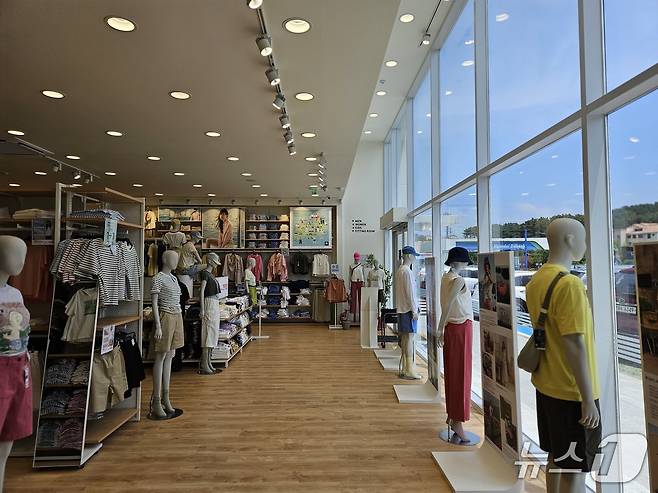 탑텐 제주연북점 매장 내부 모습.ⓒ 뉴스1/김진희 기자.