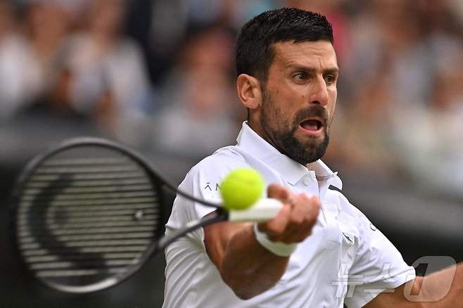 노박 조코비치가 5일(현지시간) 윔블던 테니스 대회 통산 100승을 달성했다. ⓒ AFP=뉴스1