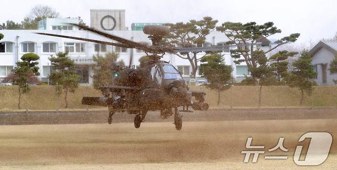 9일 전북자치도 익산시 육군부사관학교에서 군 특성화고교인 강경상고와 9개 대학 학생을 대상으로 한·미 연합훈련 참관 및 장비 체험이 실시된 가운데 항공기를 활용한 훈련이 진행되고 있다. 2025.4.9/뉴스1 ⓒ News1 유경석 기자
