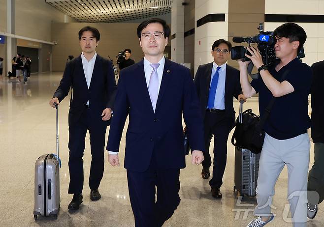 여한구 산업부 통상교섭본부장이 4일 미국과의 통상 협의를 위해 인천국제공항 제2터미널을 통해 출국하고 있다. 2025.7.4/뉴스1 ⓒ News1 김진환 기자