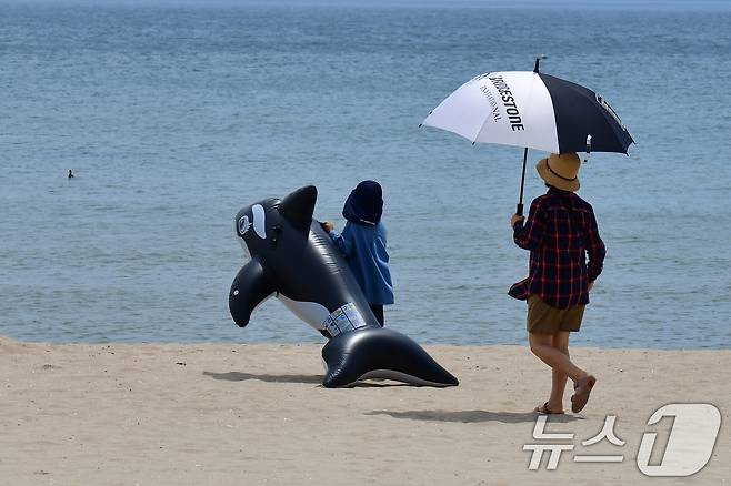 경북 포항시 전역에 폭염특보가 발령된 6일 오전 북구 영일대해수욕장에서 고래 튜브를 든 어린이가 바다를 향해 달려가고 있다. 2025.7.6/뉴스1 ⓒ News1 최창호 기자