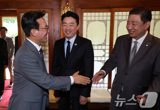 김민석 국무총리(왼쪽)가 6일 서울 종로구 삼청동 총리공관에서 열린 이재명 정부 첫 고위당정협의회에서 김병기 더불어민주당 당대표 직무대행 겸 원내대표와 악수하고 있다. (공동취재) 2025.7.6/뉴스1 ⓒ News1 김성진 기자