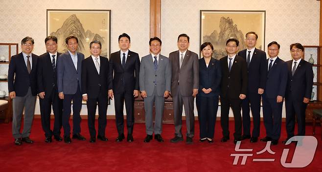 김민석 국무총리와 김병기 더불어민주당 당대표 직무대행 겸 원내대표, 강훈식 대통령 비서실장 등 참석자들이 6일 오후 서울 종로구 삼청동 국무총리 공관에서 열린 이재명 정부 첫 고위당정협의회에서 기념촬영을 하고 있다. (공동취재) 2025.7.6/뉴스1 ⓒ News1 김성진 기자