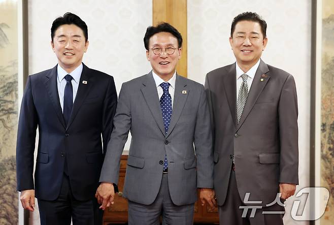 김민석 국무총리(가운데)와 김병기 더불어민주당 당대표 직무대행 겸 원내대표(오른쪽), 강훈식 대통령 비서실장(왼쪽)이 6일 오후 서울 종로구 삼청동 국무총리 공관에서 열린 이재명 정부 첫 고위당정협의회에서 기념촬영을 하고 있다. (공동취재) 2025.7.6/뉴스1 ⓒ News1 김성진 기자