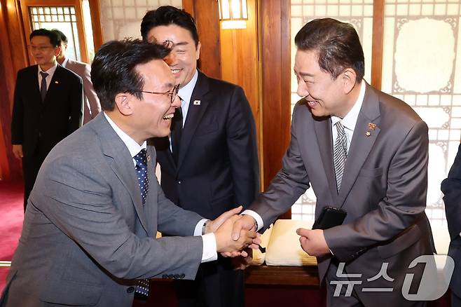 김민석 국무총리(왼쪽)와 김병기 더불어민주당 당대표 직무대행 겸 원내대표가 6일 오후 서울 종로구 삼청동 국무총리 공관에서 열린 이재명 정부 첫 고위당정협의회에서 인사를 나누고 있다. (공동취재) 2025.7.6/뉴스1 ⓒ News1 김성진 기자