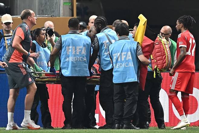 들것에 실려가는 무시알라. AFP연합뉴스