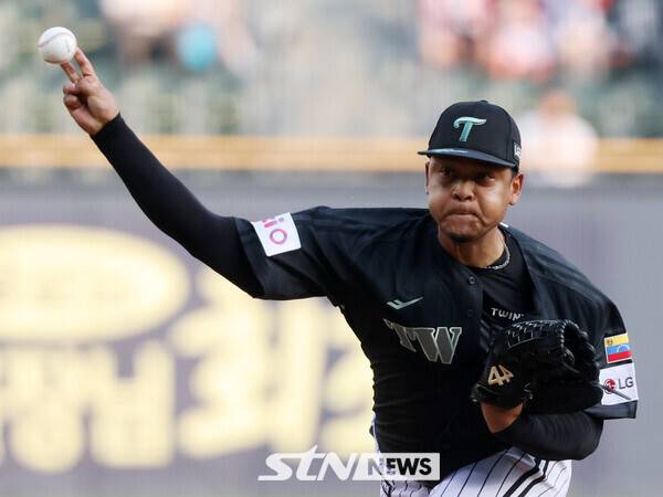 17일 오후 서울 송파구 잠실야구장에서 열린 2025 신한 쏠뱅크 KBO리그 LG 트윈스와 NC 다이노스의 경기, 1회초 LG 선발투수 에르난데스가 힘차게 공을 뿌리고 있다. /사진=뉴시스